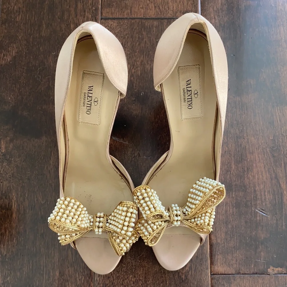 VALENTINO
Nude Satin Pearl Bow d'Orsay Pumps perfect sexy Valentine‘s shoe 💗 - Picture 5 of 11